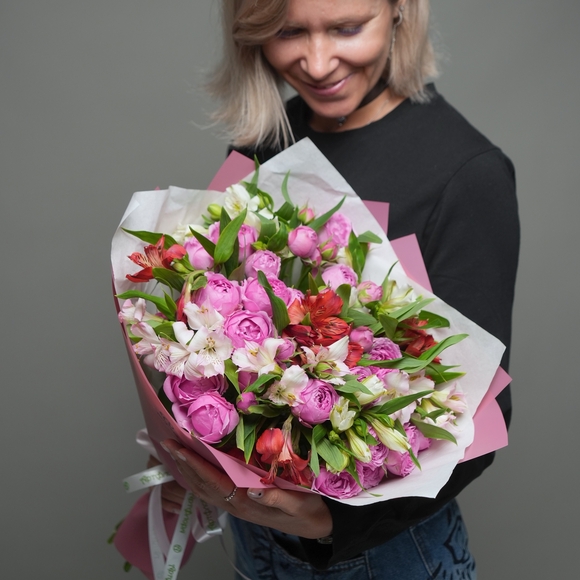 Букет из пионовидных малиновых кустовых роз и альстромерий микс - M в корейской упаковке