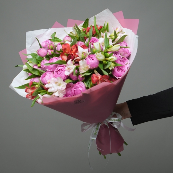 Букет из пионовидных малиновых кустовых роз и альстромерий микс - M в корейской упаковке