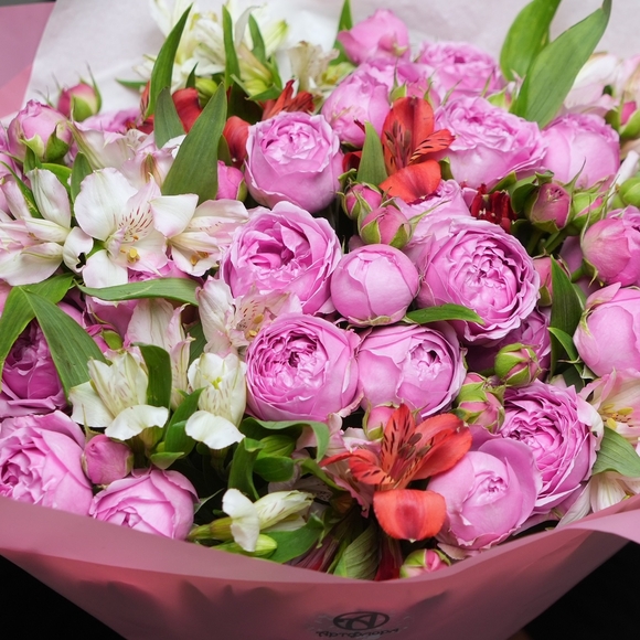 Букет из пионовидных малиновых кустовых роз и альстромерий микс - L в корейской упаковке