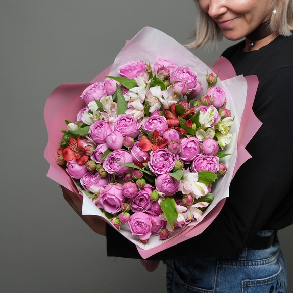 Букет из пионовидных малиновых кустовых роз и альстромерий микс - L в корейской упаковке