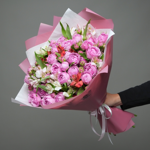 Букет из пионовидных малиновых кустовых роз и альстромерий микс - L в корейской упаковке