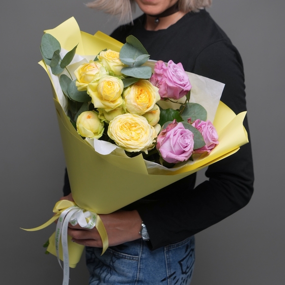 Букет из пионовидных желтых кустовых роз и розовых роз - XS в корейской упаковке