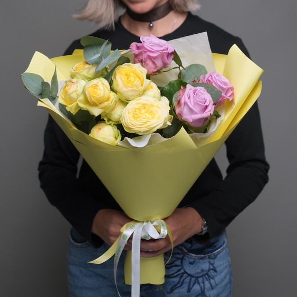 Букет из пионовидных желтых кустовых роз и розовых роз - XS в корейской упаковке