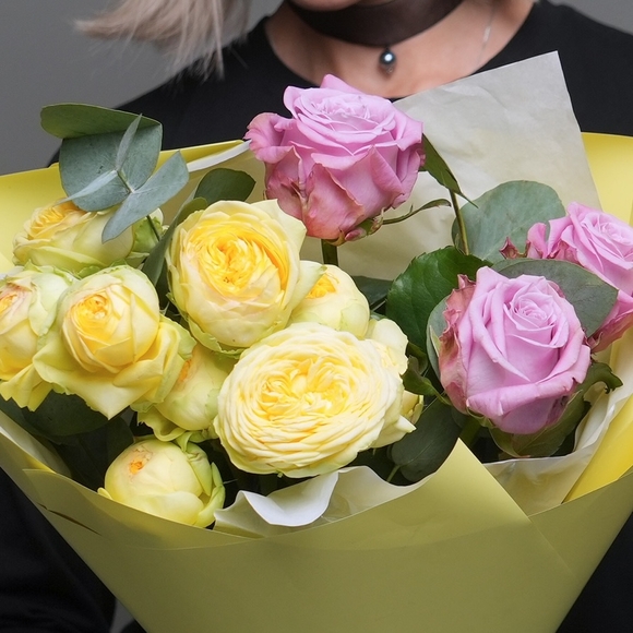 Букет из пионовидных желтых кустовых роз и розовых роз - XS в корейской упаковке