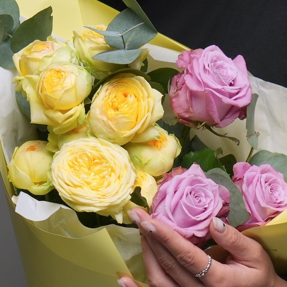 Букет из пионовидных желтых кустовых роз и розовых роз - XS в корейской упаковке