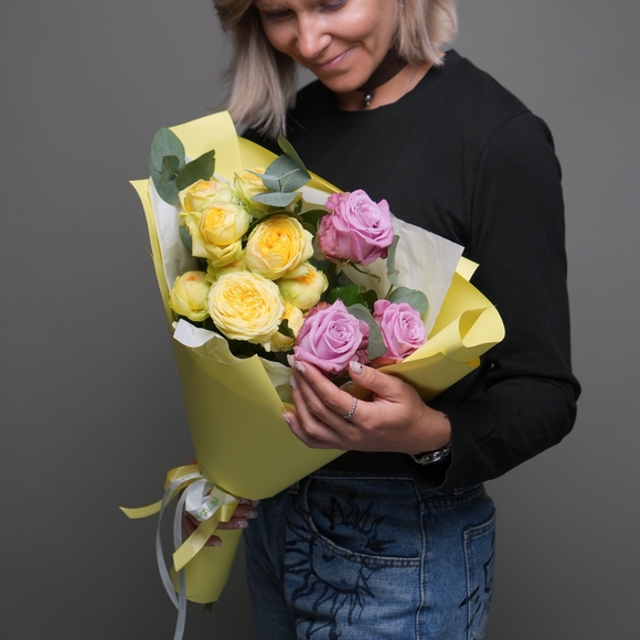 Букет из пионовидных желтых кустовых роз и розовых роз - XS в корейской упаковке