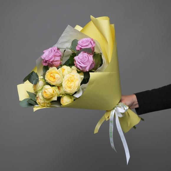 Букет из пионовидных желтых кустовых роз и розовых роз - XS в корейской упаковке