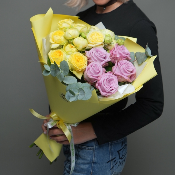 Букет из пионовидных желтых кустовых роз и розовых роз - S в корейской упаковке