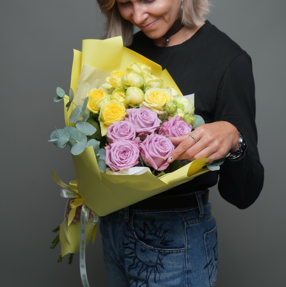Букет из пионовидных желтых кустовых роз и розовых роз - S в корейской упаковке
