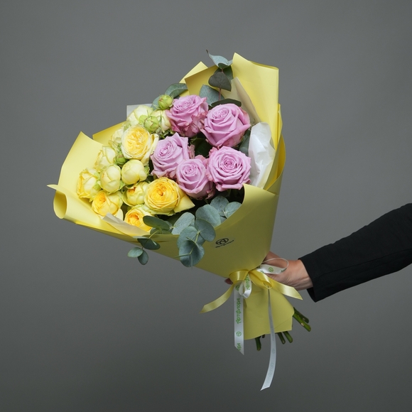Букет из пионовидных желтых кустовых роз и розовых роз - S в корейской упаковке