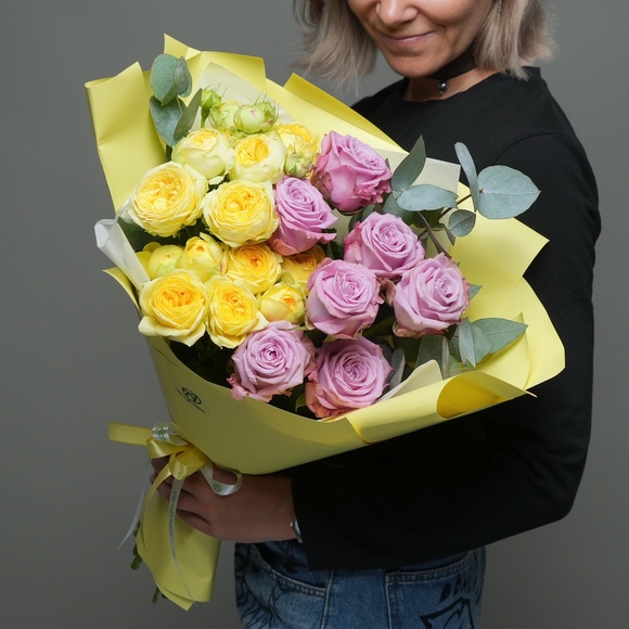 Букет из пионовидных желтых кустовых роз и розовых роз - M в корейской упаковке