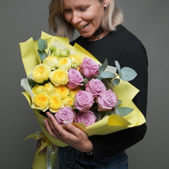 Букет из пионовидных желтых кустовых роз и розовых роз - M в корейской упаковке