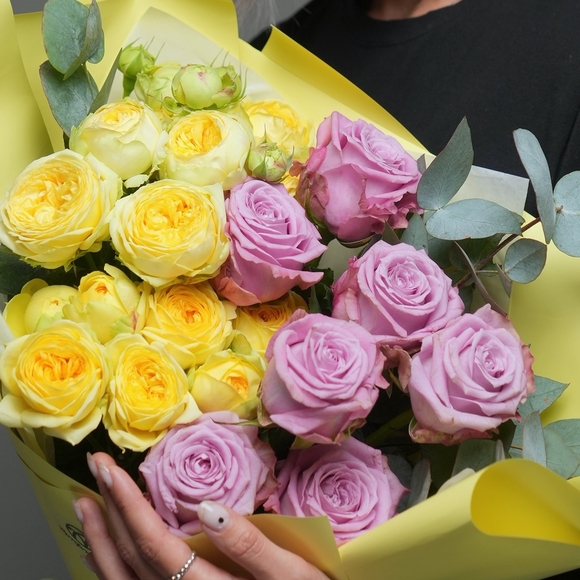 Букет из пионовидных желтых кустовых роз и розовых роз - M в корейской упаковке