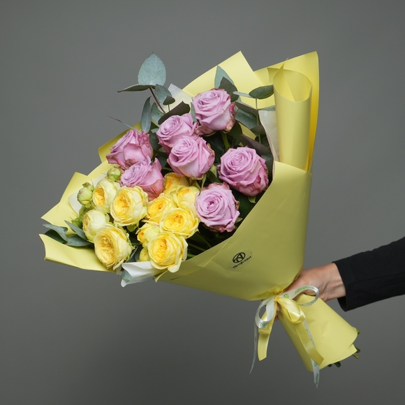 Букет из пионовидных желтых кустовых роз и розовых роз - M в корейской упаковке
