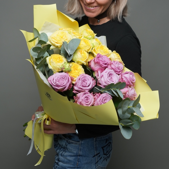 Букет из пионовидных желтых кустовых роз и розовых роз - L в корейской упаковке