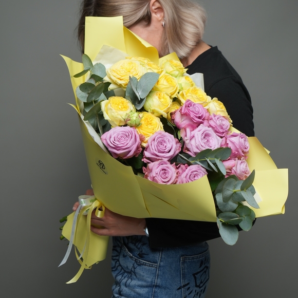 Букет из пионовидных желтых кустовых роз и розовых роз - L в корейской упаковке