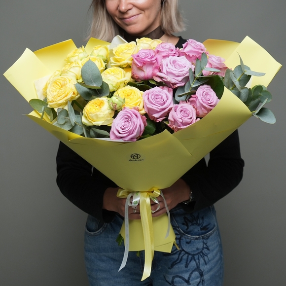 Букет из пионовидных желтых кустовых роз и розовых роз - L в корейской упаковке