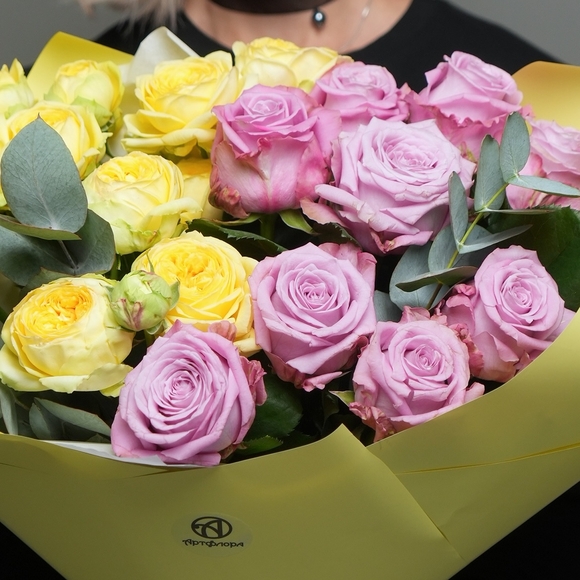 Букет из пионовидных желтых кустовых роз и розовых роз - L в корейской упаковке