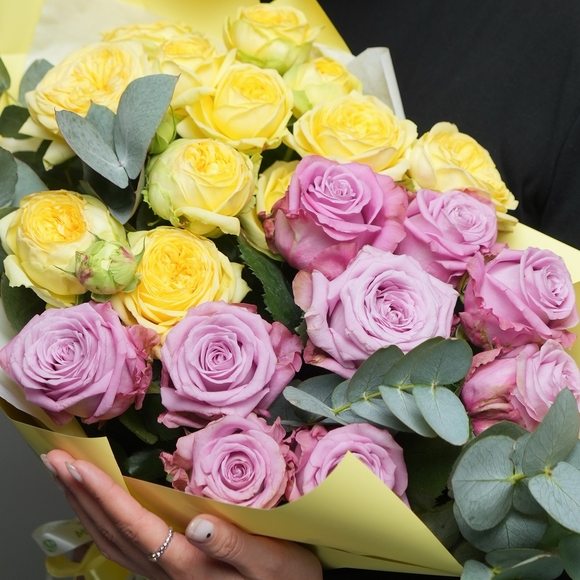 Букет из пионовидных желтых кустовых роз и розовых роз - L в корейской упаковке