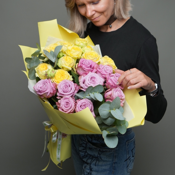 Букет из пионовидных желтых кустовых роз и розовых роз - L в корейской упаковке