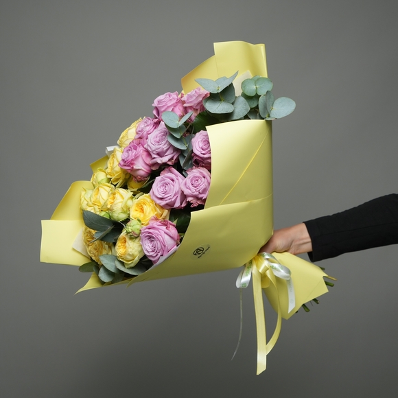 Букет из пионовидных желтых кустовых роз и розовых роз - L в корейской упаковке