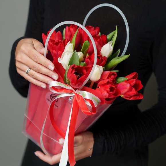 Сумочка с красными и белыми тюльпанами