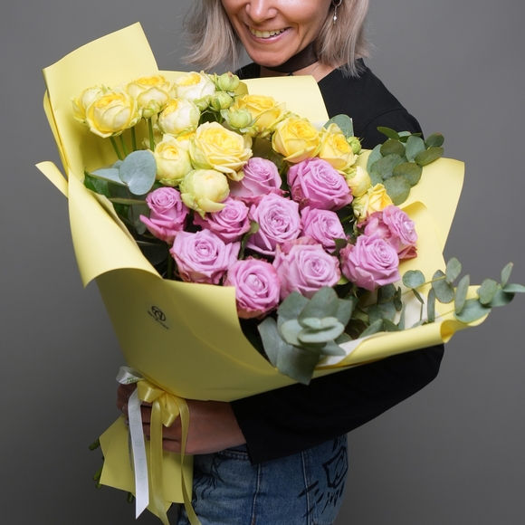Букет из пионовидных желтых кустовых роз и розовых роз - XL в корейской упаковке