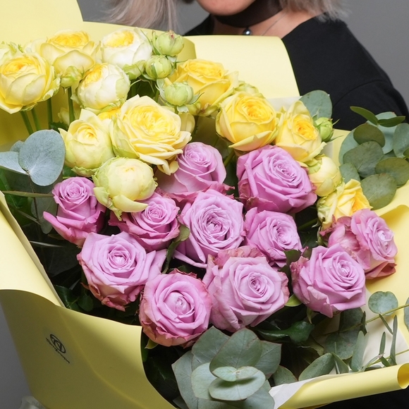 Букет из пионовидных желтых кустовых роз и розовых роз - XL в корейской упаковке