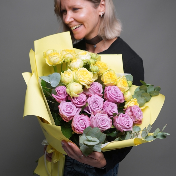 Букет из пионовидных желтых кустовых роз и розовых роз - XL в корейской упаковке