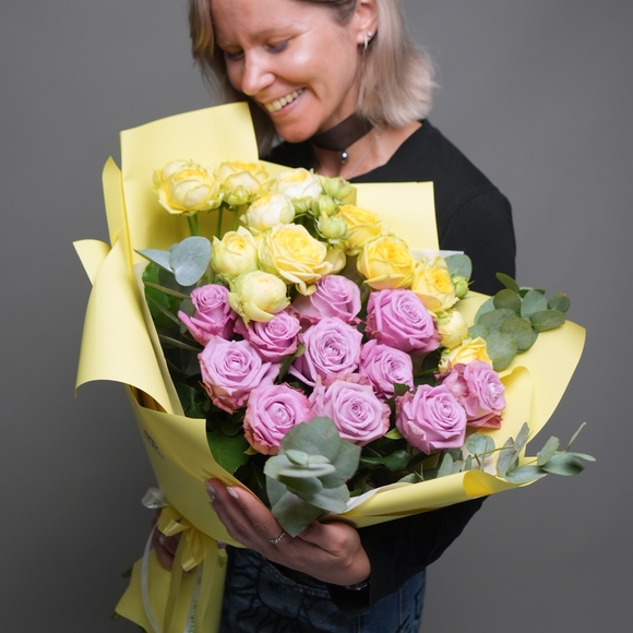 Букет из пионовидных желтых кустовых роз и розовых роз - XL в корейской упаковке