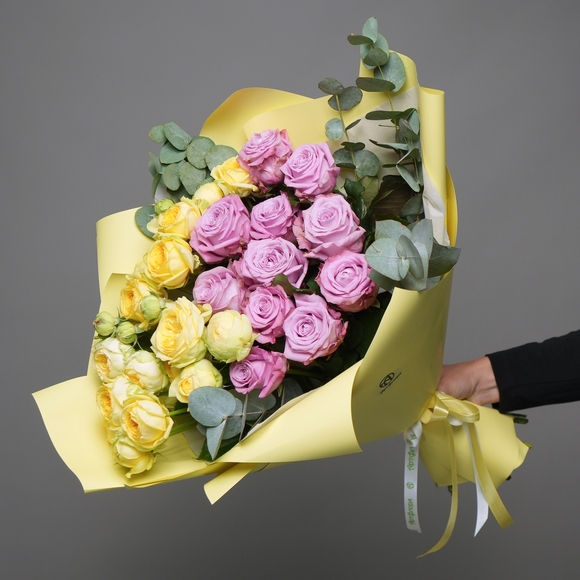 Букет из пионовидных желтых кустовых роз и розовых роз - XL в корейской упаковке