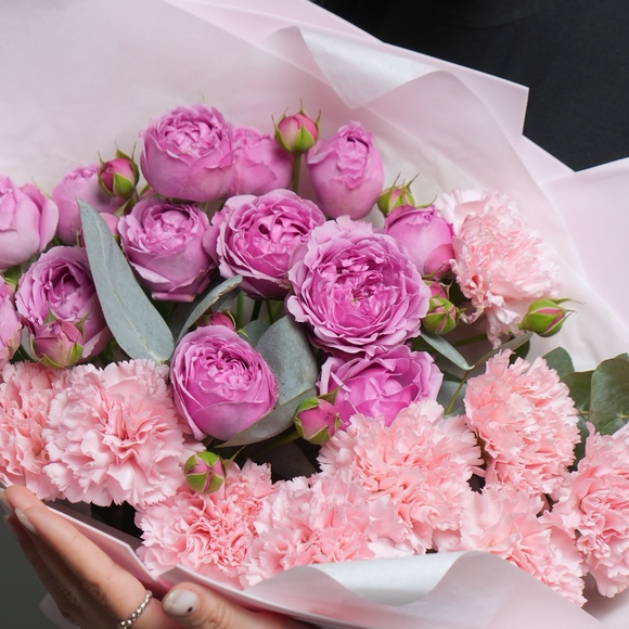 Букет из малиновых пионовидных кустовых роз и розовых диантусов в фоамиране