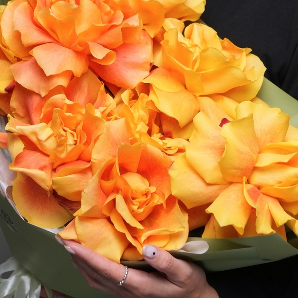 Букет из 9 оранжевых французских роз в корейской упаковке