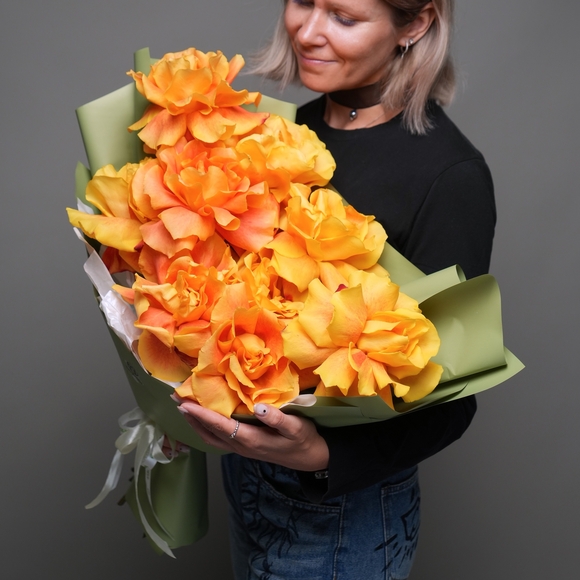 Букет из 9 оранжевых французских роз в корейской упаковке