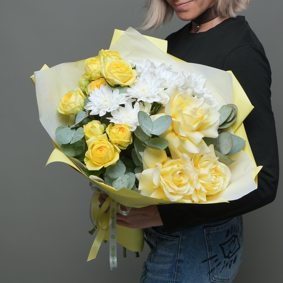 Букет из пионовидных желтых кустовых роз, кремовых французских роз и кустовых хризантем в корейской упаковке