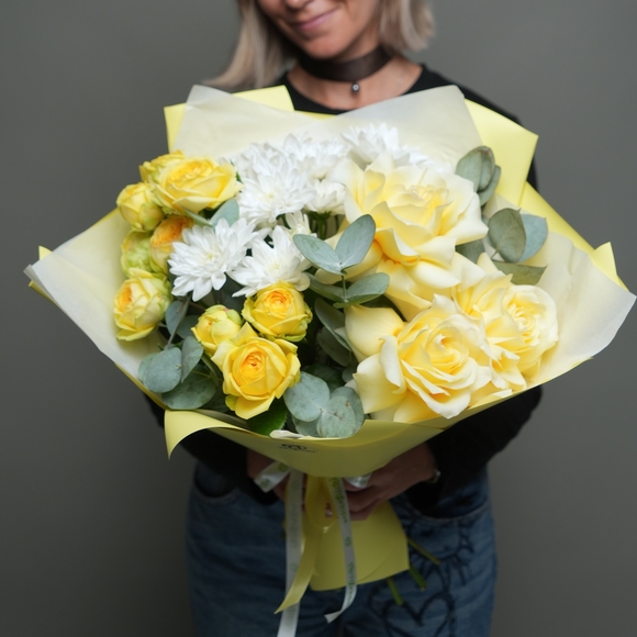 Букет из пионовидных желтых кустовых роз, кремовых французских роз и кустовых хризантем в корейской упаковке