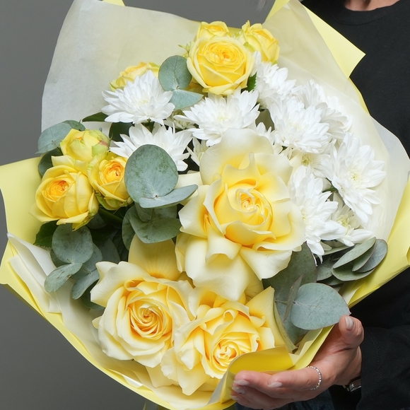 Букет из пионовидных желтых кустовых роз, кремовых французских роз и кустовых хризантем в корейской упаковке