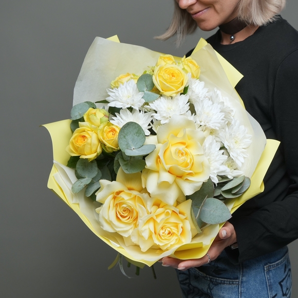Букет из пионовидных желтых кустовых роз, кремовых французских роз и кустовых хризантем в корейской упаковке
