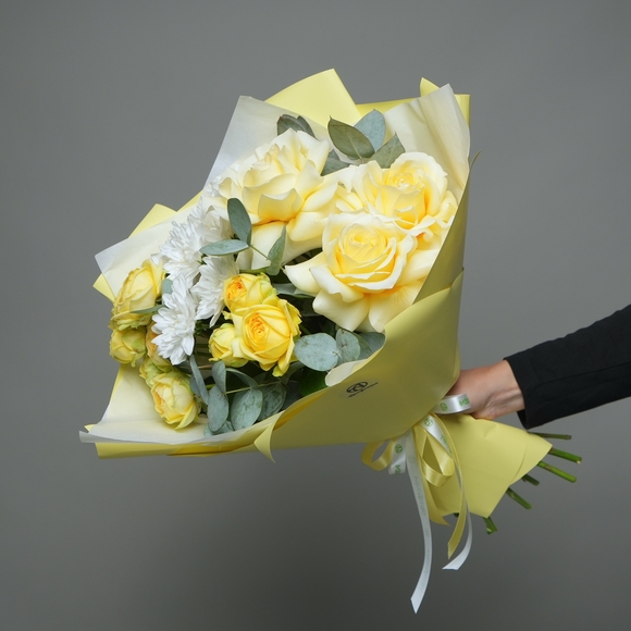 Букет из пионовидных желтых кустовых роз, кремовых французских роз и кустовых хризантем в корейской упаковке