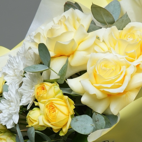 Букет из пионовидных желтых кустовых роз, кремовых французских роз и кустовых хризантем в корейской упаковке
