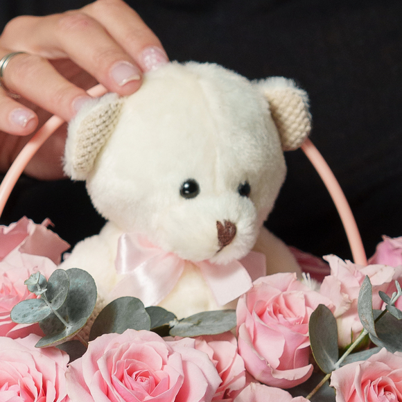 Композиция с кустовой розой и мишкой