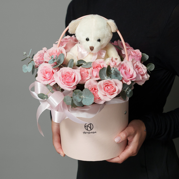 Композиция с кустовой розой и мишкой