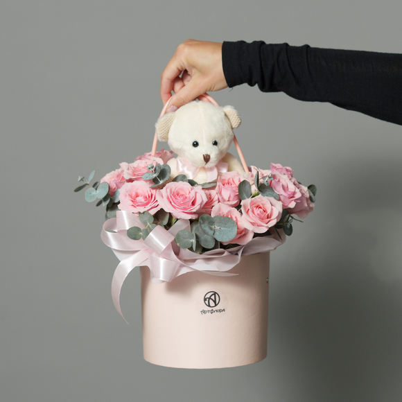 Композиция с кустовой розой и мишкой