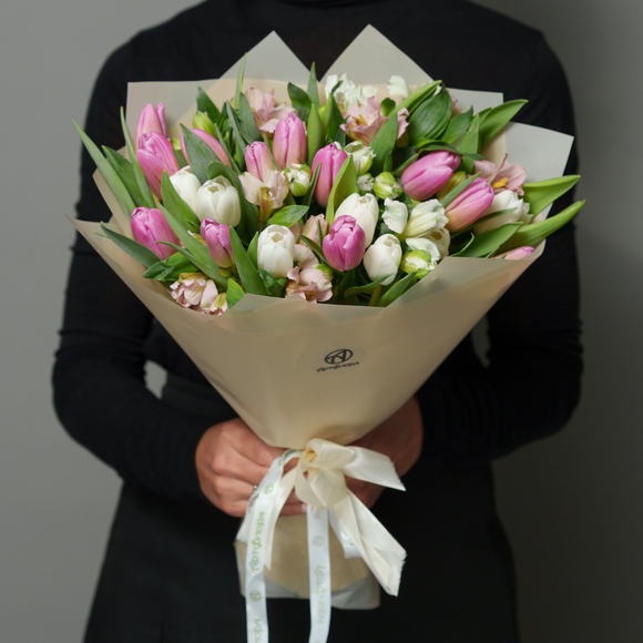 Букет из тюльпанов и асльтромерии нежный микс - L