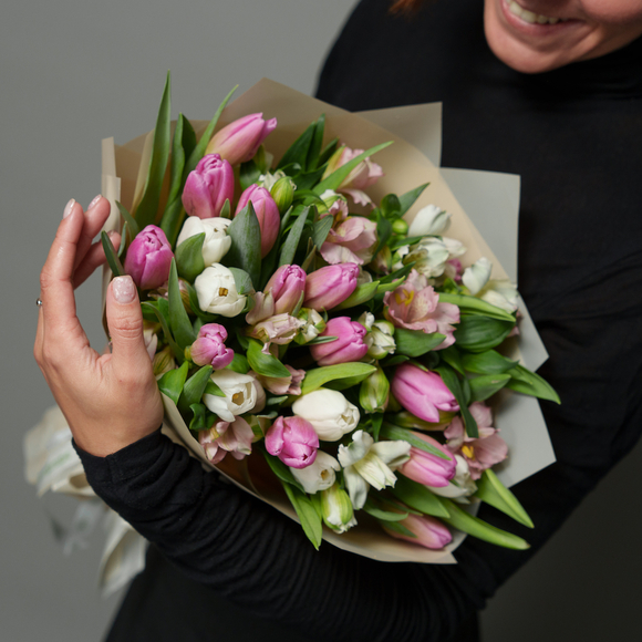Букет из тюльпанов и асльтромерии нежный микс - L