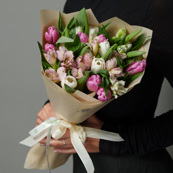 Букет из тюльпанов и асльтромерии нежный микс - M