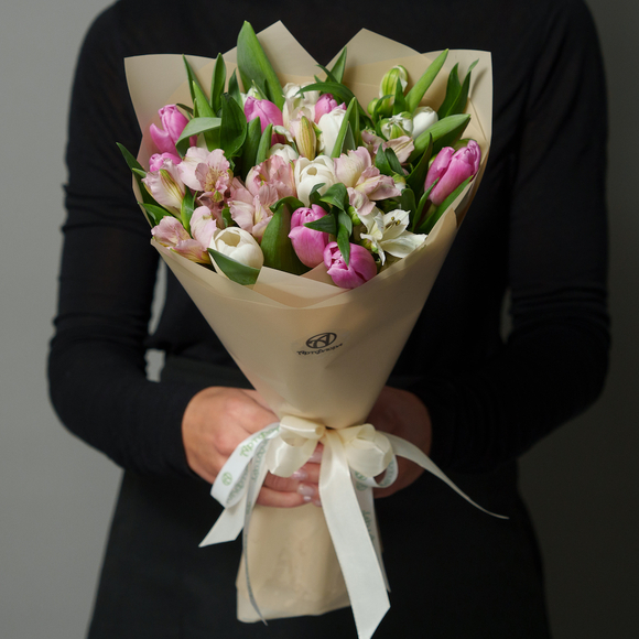 Букет из тюльпанов и асльтромерии нежный микс - M