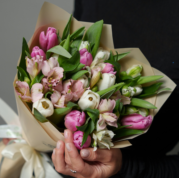 Букет из тюльпанов и асльтромерии нежный микс - M