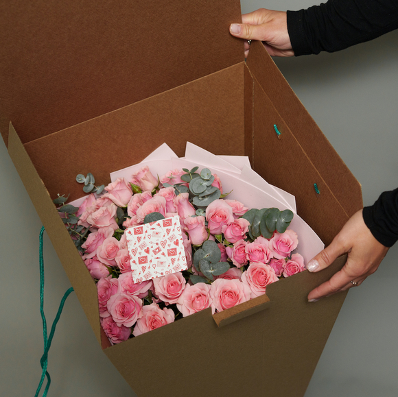 Набор размер L с букетом из 15 кустовых роз с эвкалиптом в фоамиране