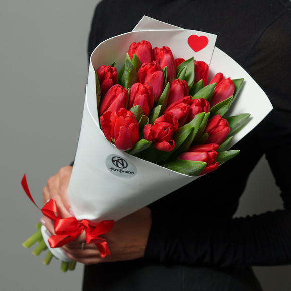 Букет из 15 красных тюльпанов в фоамиране